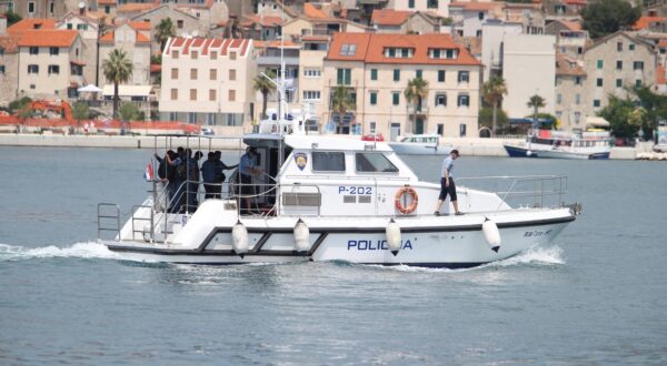 17.06.2018., Split - U arhipelagu otoka Jabuka rano jutros dogodila se havarija na turskom teretnom brodu Haksa  uslijed prodora mora u prostor strojarnice, slijedom cega je pokrenuta spasilacka akcija u kordinaciji hrvatske i talijanske sredisnjice za uskladjivanje traganja i spasavanja na moru. Osam od ukupno 13 clanova posade policijskim su brodom dovezeni u splitsku luku. Photo: Ivo Cagalj/PIXSELL