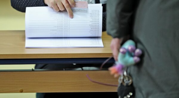 05.01.2020., Zagreb - Iborno mjesto u Krajiskoj ulici. Velika izlaznost: 119.000 ljudi vise glasalo nego u 1. krugu Gotovo 18,87 posto biraca glasovalo je tijekom prijepodneva na hrvatskim predsjednickim izborima, a izlaznost na biralista je veca nego u prvom krugu. Photo: Sanjin Strukic/PIXSELL