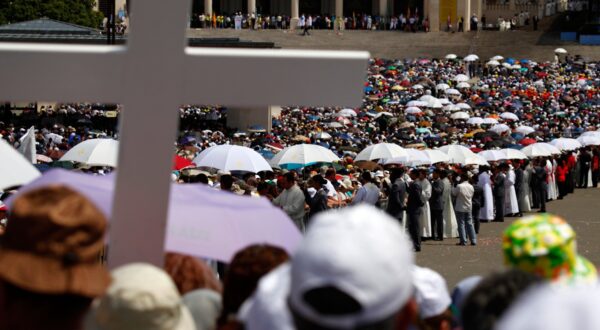 Between 250,000 and 300,000 pilgrims attended the outdoor mass to celebrate the 13 May event, which remembers the visions that are said to have taken place in 1916 and 1917, to three local children.,Image: 95124165, License: Rights-managed, Restrictions: , Model Release: no, Credit line: S. Forster / Alamy / Profimedia