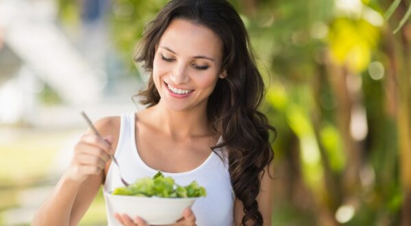 Pretty brunette eating bowl of salad on a sunny day,Image: 217790648, License: Royalty-free, Restrictions: , Model Release: yes, Credit line: - / Wavebreak / Profimedia