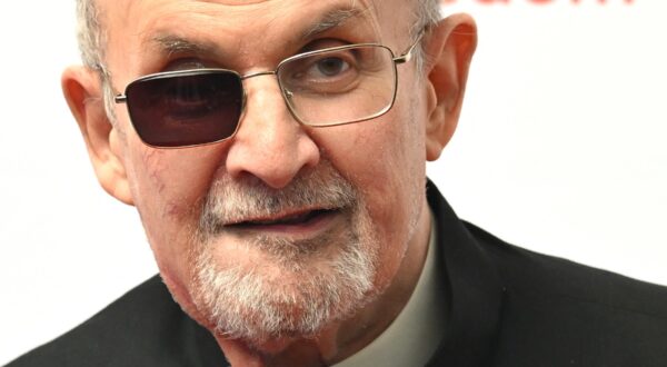 British-US author Salman Rushdie arrives for the PEN America Literary Gala at the American Museum of Natural History in New York City on May 18, 2023. This year's gala, hosted by US comedian Colin Jost, is honoring Canadian writer and producer Lorne Michaels.,Image: 777154375, License: Rights-managed, Restrictions: , Model Release: no, Credit line: TIMOTHY A. CLARY / AFP / Profimedia