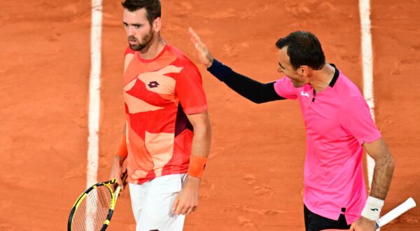 US Austin Krajicek (L) and Croatia's Ivan Dodig greet each others after a point during their men's doubles final match on day fourteen of the Roland-Garros Open tennis tournament at the Court Philippe-Chatrier in Paris on June 10, 2023.,Image: 782625970, License: Rights-managed, Restrictions: , Model Release: no, Credit line: Emmanuel DUNAND / AFP / Profimedia