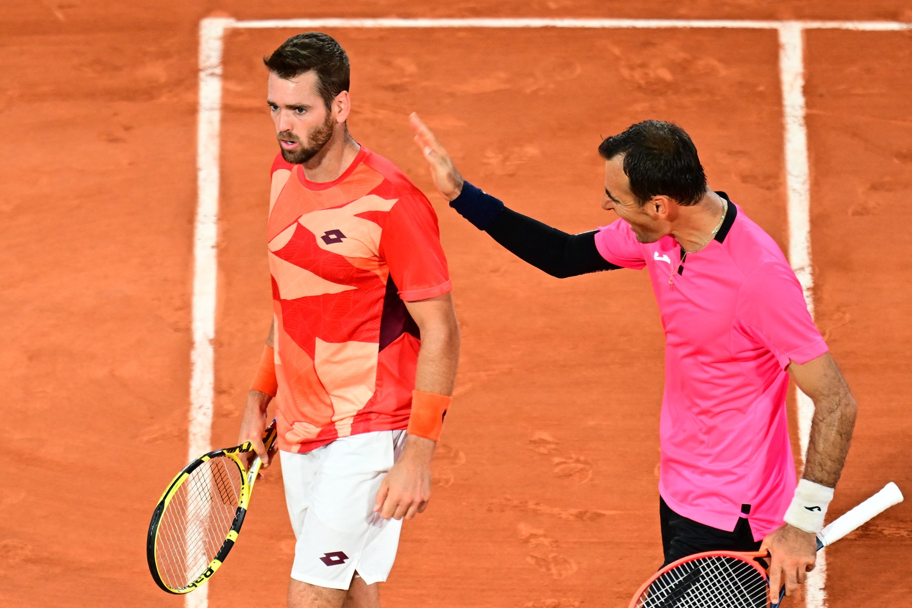 US Austin Krajicek (L) and Croatia's Ivan Dodig greet each others after a point during their men's doubles final match on day fourteen of the Roland-Garros Open tennis tournament at the Court Philippe-Chatrier in Paris on June 10, 2023.,Image: 782625970, License: Rights-managed, Restrictions: , Model Release: no, Credit line: Emmanuel DUNAND / AFP / Profimedia