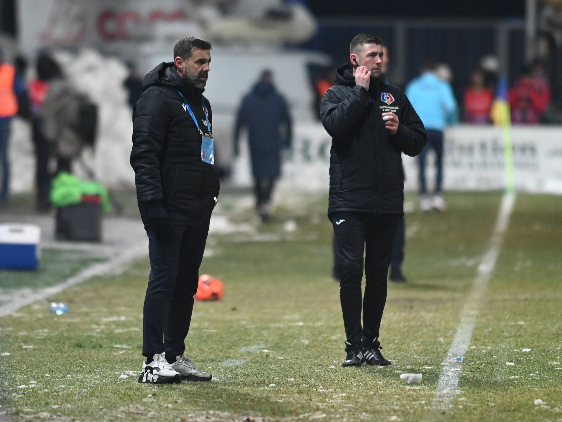 Arbitrul de rezerva Ovidiu Robu alĂ„Ć’turi de Zeljko Kopic in meciul de fotbal dintre Petrolul Ploiesti si Dinamo Bucuresti, contĂ�nd pentru Superliga Superbet, desfĂ„Ć’Ă�urat pe Stadionul Ilie Oana din Ploiesti, sambata 20 ianuarie 2024. PloieĂ�ti *** The reserve referee Ovidiu Robu next to Zeljko Kopic in the football match between Petrolul Ploiesti and Dinamo Bucharest, counting for the Superbet Super League, played at the Ilie Oana Stadium in Ploiesti, Saturday 20 January 2024 Ploiesti Copyright: xRĂ„Ć’zvanxPĂ„SĂ„RICĂ„/SPORTxPICTURESx,Image: 840386372, License: Rights-managed, Restrictions: Credit images as "Profimedia/ IMAGO", Model Release: no, Credit line: RÄ�zvan PÄ‚SÄ‚RICÄ‚/SPORT PICTURES / imago sportfotodienst / Profimedia