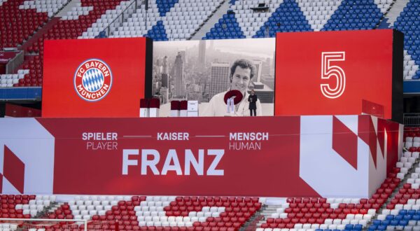 19.01.2024, Fussball 1. Bundesliga 2023/2024, FC Bayern München, Gedenkfeier für Franz Beckenbauer, in der Allianz-Arena München. Spieler Kaiser Mensch FRANZ, steht auf der Bühne geschrieben, Star-Tenor Jonas Kaufmann singt gerade *** 19 01 2024, Soccer 1 Bundesliga 2023 2024, FC Bayern Munich, memorial service for Franz Beckenbauer, in the Allianz Arena Munich player Kaiser Mensch FRANZ, is written on the stage, star tenor Jonas Kaufmann is singing right now,Image: 850101205, License: Rights-managed, Restrictions: Credit images as "Profimedia/ IMAGO", Model Release: no, Credit line: Bernd Feil/M.i.S. / imago sportfotodienst / Profimedia