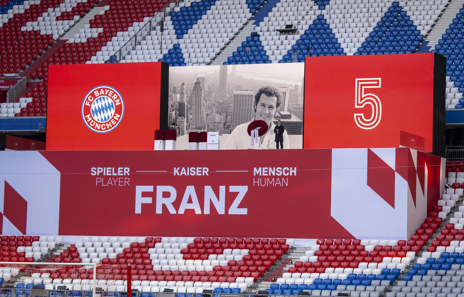 19.01.2024, Fussball 1. Bundesliga 2023/2024, FC Bayern München, Gedenkfeier für Franz Beckenbauer, in der Allianz-Arena München. Spieler Kaiser Mensch FRANZ, steht auf der Bühne geschrieben, Star-Tenor Jonas Kaufmann singt gerade *** 19 01 2024, Soccer 1 Bundesliga 2023 2024, FC Bayern Munich, memorial service for Franz Beckenbauer, in the Allianz Arena Munich player Kaiser Mensch FRANZ, is written on the stage, star tenor Jonas Kaufmann is singing right now,Image: 850101205, License: Rights-managed, Restrictions: Credit images as "Profimedia/ IMAGO", Model Release: no, Credit line: Bernd Feil/M.i.S. / imago sportfotodienst / Profimedia