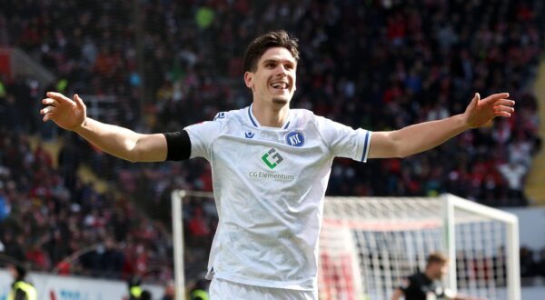 2:0 für den Karlsruher SC durch Igor Matanovic 9, Karlsruher SC 24.02.2024, Fußball, 2. Bundesliga, FC Kaiserslautern - Karlsruher SC, 23. Spieltag, Saison 2023/24, Fritz Walter Stadion, Kaiserslautern, Deutschland, zmdz, ** DFB & DFL regulations prohibit any use of photographs as image sequences and/or quasi-video. ** FC Kaiserslautern - Karlsruher SC *** 2 0 for Karlsruher SC by Igor Matanovic 9, Karlsruher SC 24 02 2024, Football, 2 Bundesliga, FC Kaiserslautern Karlsruher SC, Matchday 23, Season 2023 24, Fritz Walter Stadion, Kaiserslautern, Germany, zmdz, DFB DFL regulations prohibit any use of photographs as image sequences and or quasi video FC Kaiserslautern Karlsruher SC,Image: 850167228, License: Rights-managed, Restrictions: Credit images as "Profimedia/ IMAGO", Model Release: no, Credit line: Frey-Pressebild/Deines / imago sportfotodienst / Profimedia