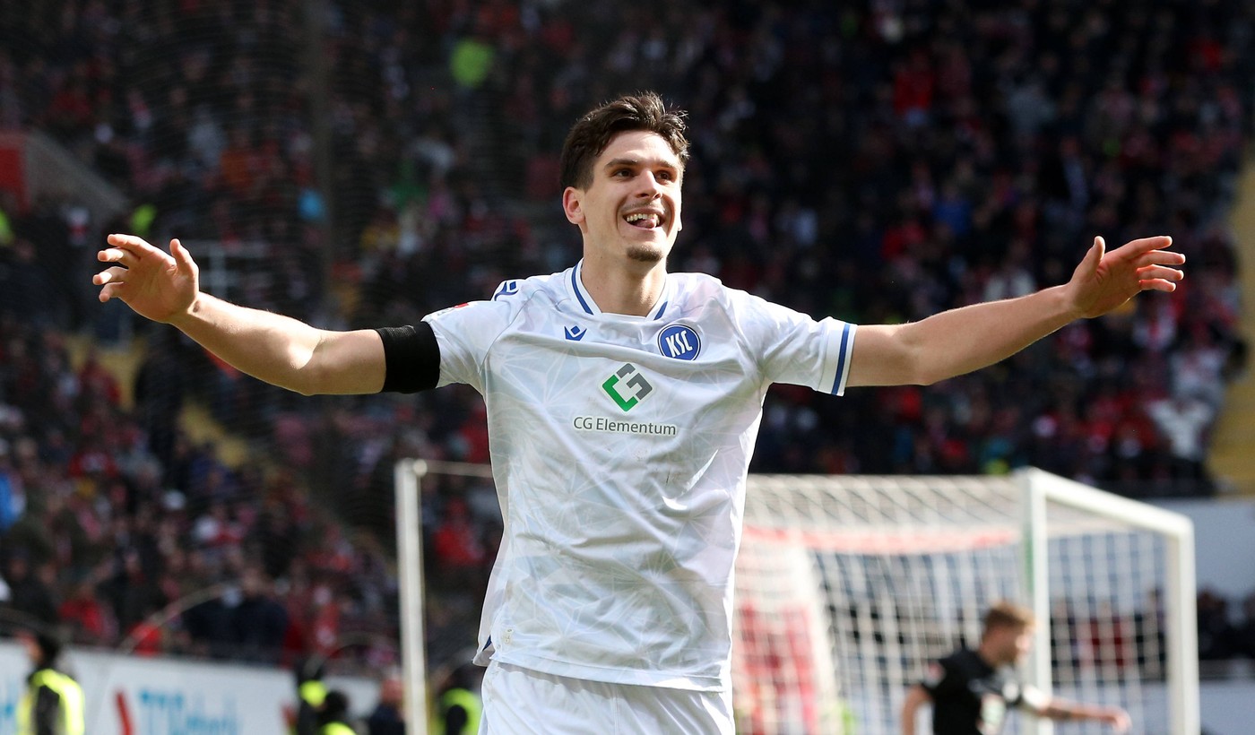2:0 für den Karlsruher SC durch Igor Matanovic 9, Karlsruher SC 24.02.2024, Fußball, 2. Bundesliga, FC Kaiserslautern - Karlsruher SC, 23. Spieltag, Saison 2023/24, Fritz Walter Stadion, Kaiserslautern, Deutschland, zmdz, ** DFB & DFL regulations prohibit any use of photographs as image sequences and/or quasi-video. ** FC Kaiserslautern - Karlsruher SC *** 2 0 for Karlsruher SC by Igor Matanovic 9, Karlsruher SC 24 02 2024, Football, 2 Bundesliga, FC Kaiserslautern Karlsruher SC, Matchday 23, Season 2023 24, Fritz Walter Stadion, Kaiserslautern, Germany, zmdz, DFB DFL regulations prohibit any use of photographs as image sequences and or quasi video FC Kaiserslautern Karlsruher SC,Image: 850167228, License: Rights-managed, Restrictions: Credit images as "Profimedia/ IMAGO", Model Release: no, Credit line: Frey-Pressebild/Deines / imago sportfotodienst / Profimedia
