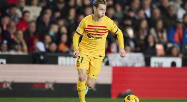 LaLiga EA Sports, Valencia CF v FC Barcelona, Barca VALENCIA, SPAIN - DECEMBER 16: Frankie de Jong Central Midfield of FC Barcelona runs with the ball during the LaLiga EA Sports match between Valencia CF and FC Barcelona at Mestalla Stadium on December 16, 2023 in Valencia, Spain. Photo by Valencia Estadio Mestalla Valencia Spain Copyright: xFranciscoxMacia/PhotoxPlayersxImagesx,Image: 852861963, License: Rights-managed, Restrictions: Credit images as "Profimedia/ IMAGO", Model Release: no, Credit line: Francisco Macia/Photo Players Images / imago sportfotodienst / Profimedia