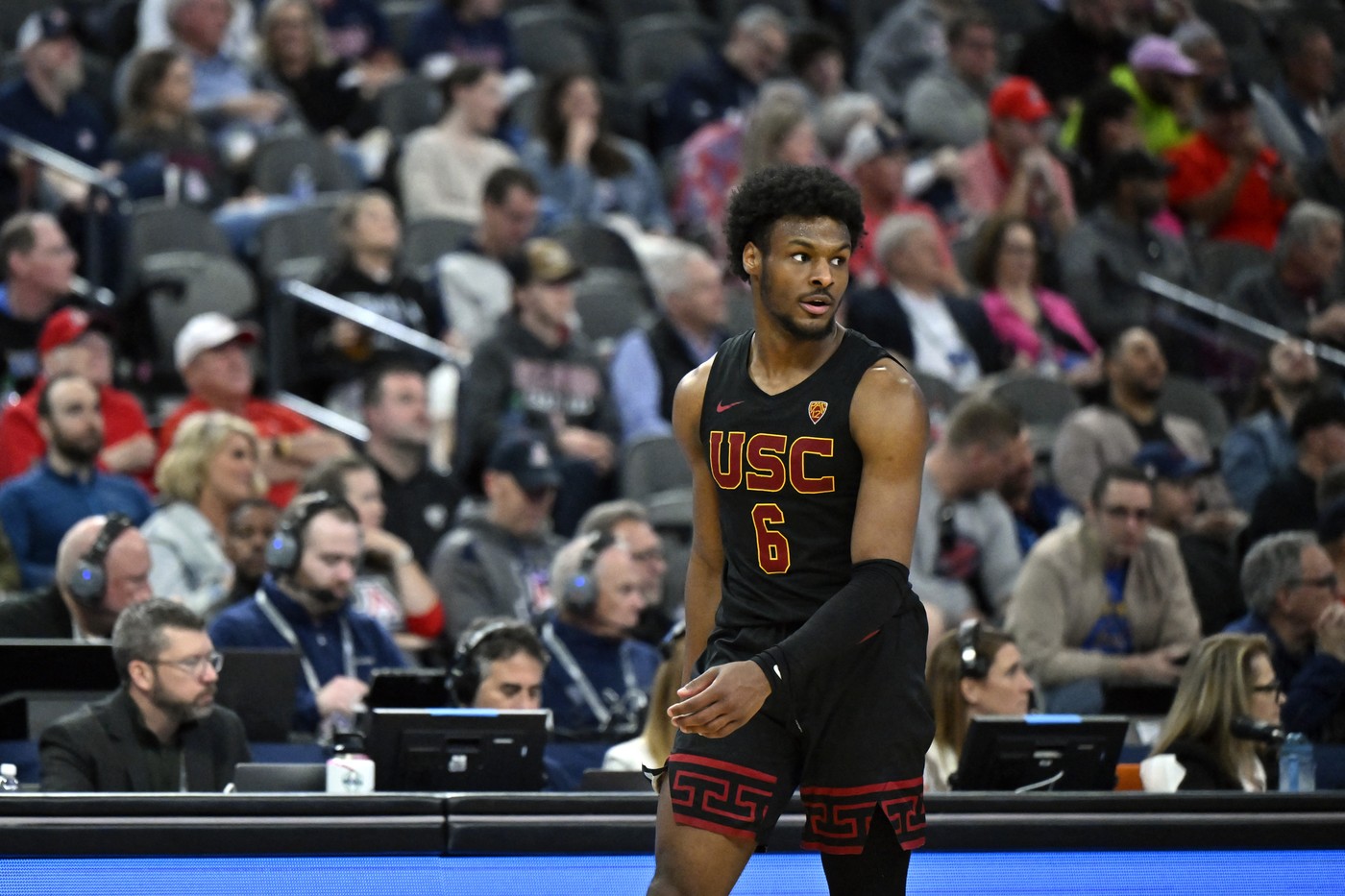LAS VEGAS, NEVADA - MARCH 14: Bronny James #6 of the USC Trojans looks on in the second half of a quarterfinal game against the Arizona Wildcats during the Pac-12 Conference basketball tournament at T-Mobile Arena on March 14, 2024 in Las Vegas, Nevada. The Wildcats defeated the Trojans 70-49.   David Becker,Image: 857224337, License: Rights-managed, Restrictions: , Model Release: no, Credit line: David Becker / Getty images / Profimedia