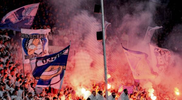Die Fans der TSG 1899 Hoffenheim zünden in der Fankurve Pyrotechnik, Stimmung im Stadion, Atmosphäre, Pyro, Pyros, Ultras, Zuschauer, Fanblock, Chaoten, Bengalo, Bengalos, Feuerwerk, flare, Symbolfoto, Symbolbild, Symbol, 16.03.2024, Sinsheim Deutschland, Fussball, Bundesliga, TSG 1899 Hoffenheim - VfB Stuttgart, DFB/DFL REGULATIONS PROHIBIT ANY USE OF PHOTOGRAPHS AS IMAGE SEQUENCES AND/OR QUASI-VIDEO. *** TSG 1899 Hoffenheim fans set off pyrotechnics in the fan curve, atmosphere in the stadium, atmosphere, pyro, pyros, Ultras, spectators, fan block, chaotic, Bengalo, Bengalos, fireworks, flare, symbolic photo, Symbol image, Symbol, 16 03 2024, Sinsheim Germany , Football, Bundesliga, TSG 1899 Hoffenheim VfB Stuttgart, DFB DFL REGULATIONS PROHIBIT ANY USE OF PHOTOGRAPHS AS IMAGE SEQUENCES AND OR QUASI VIDEO xozx,Image: 857422941, License: Rights-managed, Restrictions: Credit images as "Profimedia/ IMAGO", Model Release: no, Credit line: Oliver Zimmermann / imago sportfotodienst / Profimedia