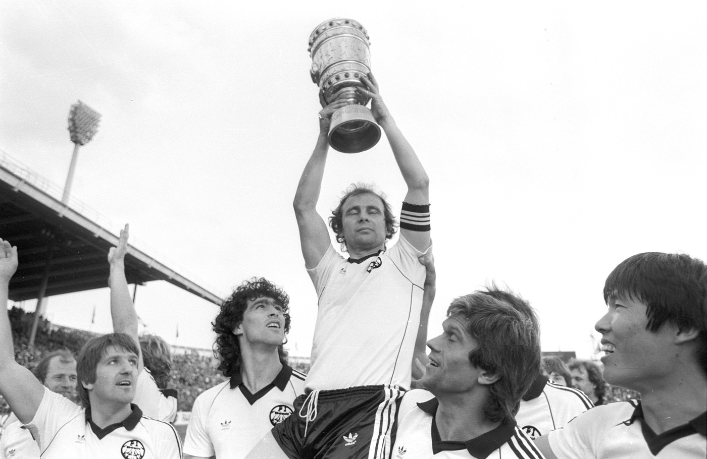 DFB Pokalfinale 1981 Eintracht Frankfurt - 1. FC Kaiserslautern 3:1 am 02.05.1981 in Stuttgart / Bernd Hölzenbein Eintracht streckt den Pokal in die Luft. Von links: Bernd Nickel, Bruno Pezzey,Werner Lorant und Bum-Kun Cha. *** DFB Cup Final 1981 Eintracht Frankfurt 1 FC Kaiserslautern 3 1 on 02 05 1981 in Stuttgart Bernd Hölzenbein Eintracht raises the cup in the air From left Bernd Nickel, Bruno Pezzey,Werner Lorant and Bum Kun Cha HM,Image: 864787123, License: Rights-managed, Restrictions: Credit images as "Profimedia/ IMAGO", Model Release: no, Credit line: HORSTMUELLER  GmbH / imago sportfotodienst / Profimedia