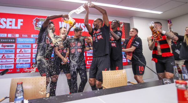 14.04.2024, Fussball, 1. Bundesliga, 29. Spieltag, Saison 2023/2024, Bayer Leverkusen - Werder Bremen, Trainer Xabi Alonso Bayer Leverkusen bekommt eine Bierdusche von Edmond Tapsoba Bayer Leverkusen, Josip Stanisic Bayer Leverkusen, Arthur Bayer Leverkusen, Jonathan Tah Bayer Leverkusen, Jonathan Tah Bayer Leverkusen Leverkusen BayArena NRW Deutschland x/TRx *** 14 04 2024, Football, 1 Bundesliga, Matchday 29, Season 2023 2024, Bayer Leverkusen Werder Bremen, Coach Xabi Alonso Bayer Leverkusen gets a beer shower from Edmond Tapsoba Bayer Leverkusen , Josip Stanisic Bayer Leverkusen , Arthur Bayer Leverkusen , Jonathan Tah Bayer Leverkusen , Jonathan Tah Bayer Leverkusen Leverkusen BayArena NRW Germany xRHR PHOTO TRx Copyright: x /TR,Image: 864880759, License: Rights-managed, Restrictions: Credit images as "Profimedia/ IMAGO", Model Release: no, Credit line: RHR-FOTO / imago sportfotodienst / Profimedia