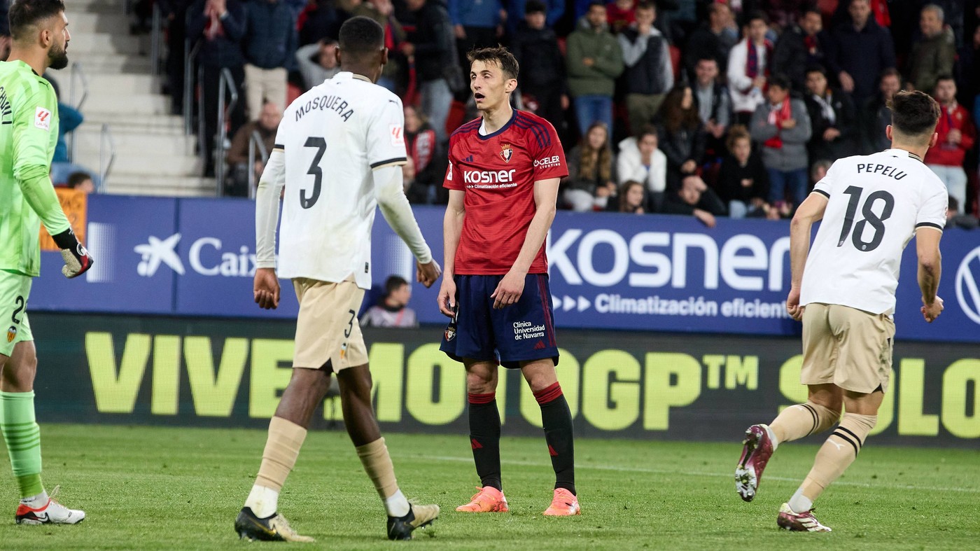 Pamplona, Spain. 15th Apr 2024. Sports. Football/Soccer.Giorgi Mamardashvili 25. Valencia CF, Cristhian Mosquera 3. Valencia CF, Ante Budimir 17. CA Osasuna and Pepelu Garcia Vaya 18. Valencia CF during the football match of La Liga EA Sports between CA Osasuna and Valencia CF played at El Sadar stadium in Pamplona Spain on April 15, 2024. Credit: Inigo Alzugaray/CordonxPress Osasuna vs Valencia,Image: 865119272, License: Rights-managed, Restrictions: PUBLICATIONxNOTxINxFRAxESP, Credit images as "Profimedia/ IMAGO", Model Release: no, Credit line: Alzugaray/Cordon Press / imago sportfotodienst / Profimedia