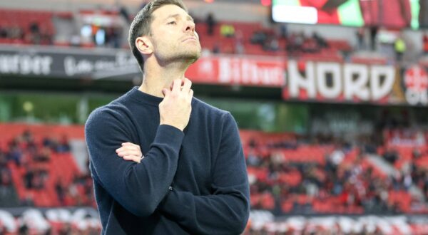 Trainer Xabi Alonso Bayer 04 Leverkusen gestikuliert, Gestik, 1. Bundesliga, Bayer 04 Leverkusen vs SC Freiburg, BayArena am 29. October 2023 in Leverkusen, Deutschland. Foto von Trainer Xabi Alonso Bayer 04 Leverkusen gestures, 1. Bundesliga, Bayer 04 Leverkusen vs SC Freiburg, BayArena on October 29, 2023 in Leverkusen, Germany. Photo by Defodi-678_2023_10_29_OK_LEVSCF_0060 *** Coach Xabi Alonso Bayer 04 Leverkusen gestures, 1 Bundesliga, Bayer 04 Leverkusen vs SC Freiburg, BayArena on October 29, 2023 in Leverkusen, Germany Photo by Coach Xabi Alonso Bayer 04 Leverkusen gestures, 1 Bundesliga, Bayer 04 Leverkusen vs SC Freiburg, BayArena on October 29, 2023 in Leverkusen, Germany Photo by Defodi 678 2023 10 29 OK LEVSCF 0060 Defodi-678,Image: 865254255, License: Rights-managed, Restrictions: Credit images as "Profimedia/ IMAGO", Model Release: no, Credit line: Oliver Kaelke/DeFodi Images / imago sportfotodienst / Profimedia