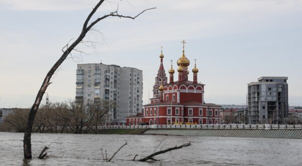 RUSSIA, KURGAN - APRIL 18, 2024: A view of flooded houses and the Epiphany Cathedral. The overflown Tobol River has caused the flooding of 2,090 residential and 3,380 country houses in the Kurgan Region. The authorities are urging the local population to evacuate, including the residents of the region's capital of Kurgan. Donat Sorokin/TASS,Image: 865897998, License: Rights-managed, Restrictions: , Model Release: no, Credit line: Donat Sorokin / TASS / Profimedia