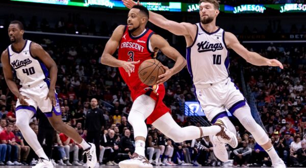 Apr 19, 2024; New Orleans, Louisiana, USA;  New Orleans Pelicans guard CJ McCollum (3) dribbles against Sacramento Kings forward Domantas Sabonis (10) in the first half during a play-in game of the 2024 NBA playoffs at Smoothie King Center.,Image: 866374174, License: Rights-managed, Restrictions: , Model Release: no, Credit line: USA TODAY Sports / ddp USA / Profimedia