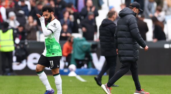 27th April 2024; London Stadium, London, England; Premier League Football, West Ham United versus Liverpool; A dejected Liverpool Manager Jurgen Klopp ignores Mohamed Salah after the 2-2 draw,Image: 868364373, License: Rights-managed, Restrictions: , Model Release: no, Credit line: Shaun Brooks / Actionplus / Profimedia