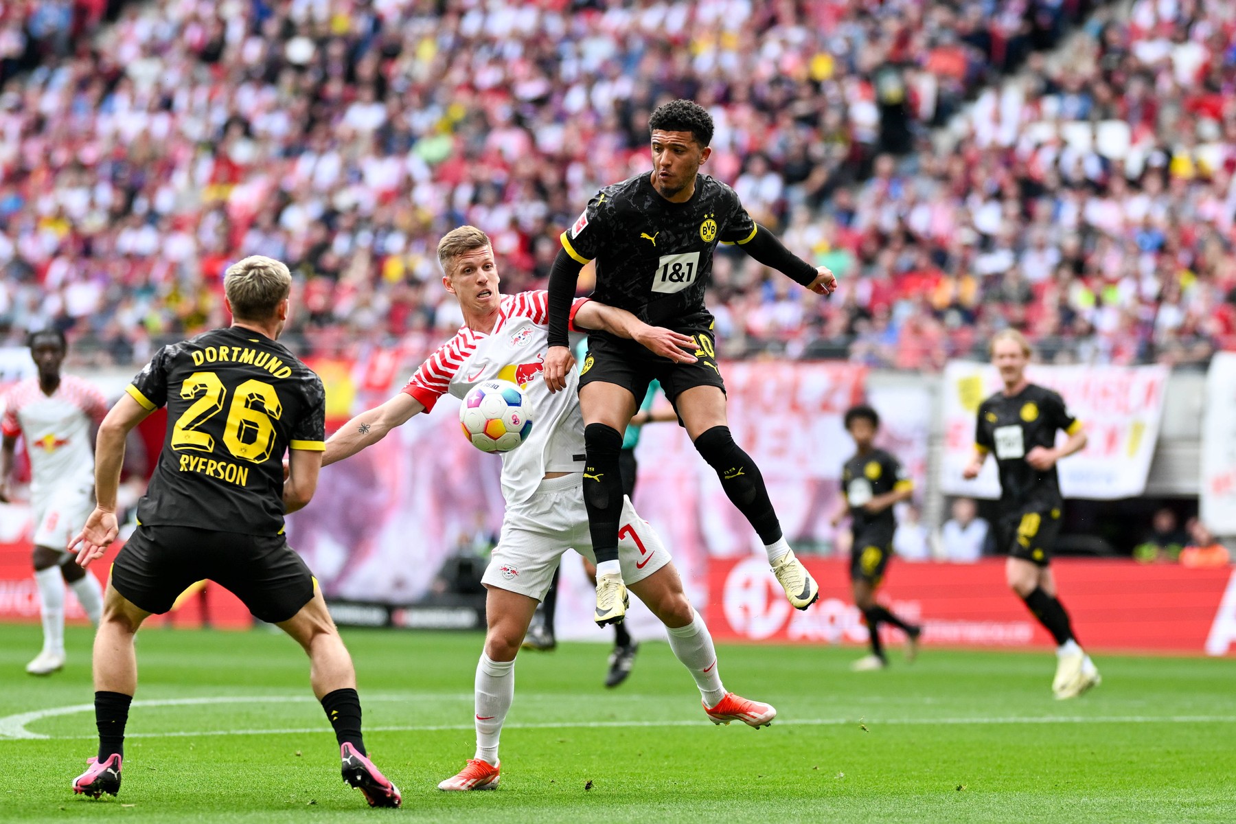 Fußball - 1. Bundesliga -RB Leipzig - Borussia Dortmund am 27.04.2024 in der Red Bull Arena in Leipzig Dani Olmo RB Leipzig im Zweikampf gegen Jadon Sancho Dortmund. *** Soccer 1 Bundesliga RB Leipzig Borussia Dortmund on 27/04/2024 at the Red Bull Arena in Leipzig Dani Olmo RB Leipzig in a duel against Jadon Sancho Dortmund MT,Image: 868377761, License: Rights-managed, Restrictions: Credit images as "Profimedia/ IMAGO", Model Release: no, Credit line: osnapix / Titgemeyer / imago sportfotodienst / Profimedia