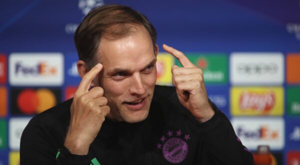 München, Deutschland 29. April 2024: Fussball, Herren, UEFA Champions League, Saison 2023/2024, FC Bayern München, Pressekonferenz Hier im Bild Thomas Tuchel, Trainer FC Bayern München Kopf, Portrait, beide Zeigefinger deuten auf den Kopf, Kopfsache, auf der Pressekonferenz *** Munich, Germany April 29, 2024 Football, Men, UEFA Champions League, Season 2023 2024, FC Bayern Munich, Press conference Here in the picture Thomas Tuchel, coach FC Bayern Munich head, portrait, both index fingers pointing to the head, head matter, at the press conference,Image: 868902073, License: Rights-managed, Restrictions: Credit images as "Profimedia/ IMAGO", Model Release: no, Credit line: Ulrich Wagner / imago sportfotodienst / Profimedia