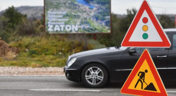 24.02.2024., Sibenik - Semafori reguliraju promet na Sibenskom mostu zbog radova na Jadranskoj magistra kod skretanja za Zaton i Raslinu. Photo: Hrvoje Jelavic/PIXSELL