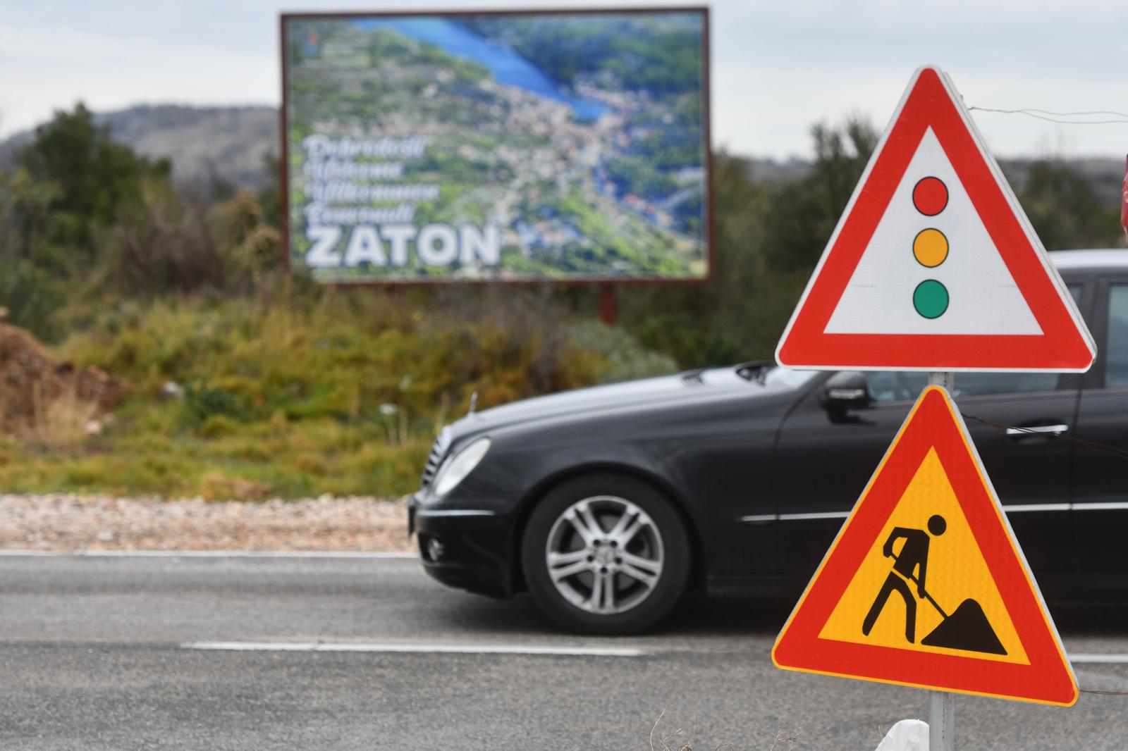 24.02.2024., Sibenik - Semafori reguliraju promet na Sibenskom mostu zbog radova na Jadranskoj magistra kod skretanja za Zaton i Raslinu. Photo: Hrvoje Jelavic/PIXSELL