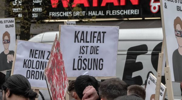 RECORD DATE NOT STATED  Hamburg Kalifat-Demo auf dem Steindamm in Hambug. Polizei mit einem Großaufgebot vor Ort. *** Hamburg Caliphate demo on the Steindamm in Hambug Police with a large contingent on site Copyright: xx,Image: 868820348, License: Rights-managed, Restrictions: imago is entitled to issue a simple usage license at the time of provision. Personality and trademark rights as well as copyright laws regarding art-works shown must be observed. Commercial use at your own risk., Credit images as "Profimedia/ IMAGO", Model Release: no, Credit line: Blaulicht-News.de / imago stock&people / Profimedia