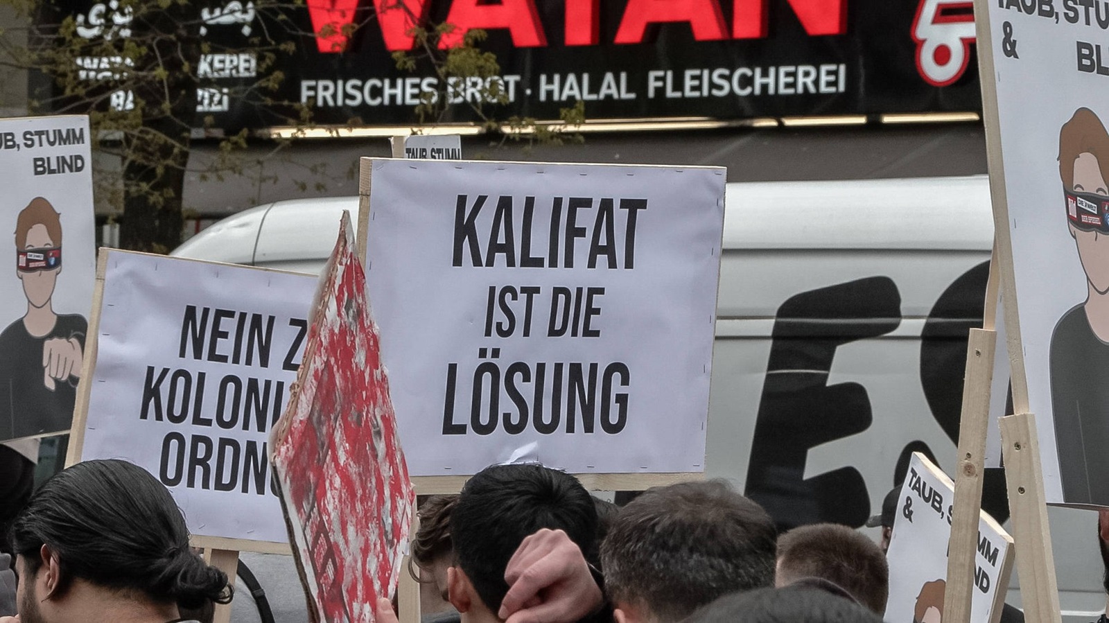 RECORD DATE NOT STATED  Hamburg Kalifat-Demo auf dem Steindamm in Hambug. Polizei mit einem Großaufgebot vor Ort. *** Hamburg Caliphate demo on the Steindamm in Hambug Police with a large contingent on site Copyright: xx,Image: 868820348, License: Rights-managed, Restrictions: imago is entitled to issue a simple usage license at the time of provision. Personality and trademark rights as well as copyright laws regarding art-works shown must be observed. Commercial use at your own risk., Credit images as "Profimedia/ IMAGO", Model Release: no, Credit line: Blaulicht-News.de / imago stock&people / Profimedia