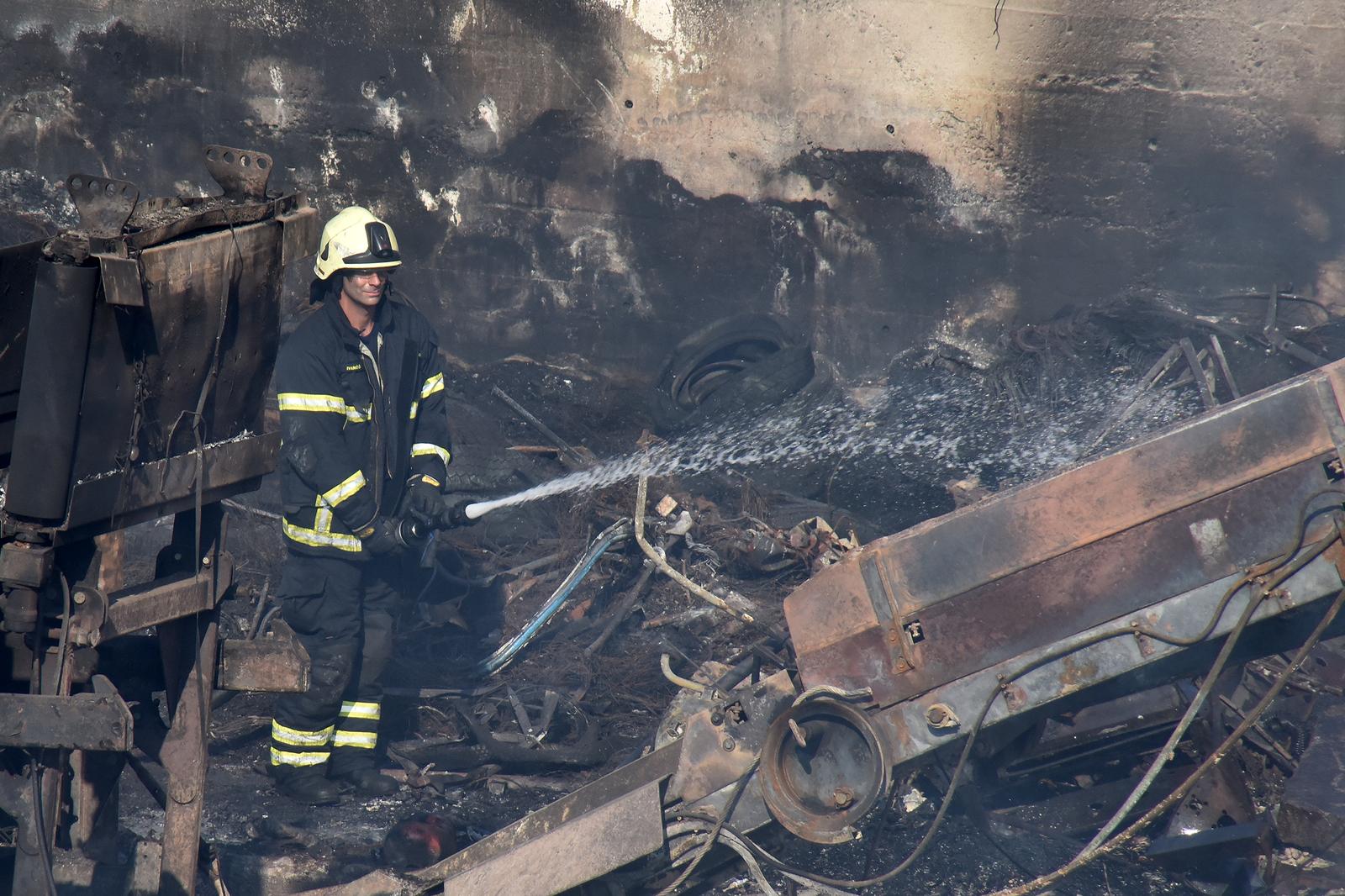 01.09.2019., Pula - Nocas oko ponoci buknuo je pozar na odlagalistu otpada Metis u industrijskoj zoni u Sijani u Puli. Pozar  je zahvatio dio odlozenog otpada. Sijana i cijela Pula je od sinoc obavijena dimom i smradom koji dopire iz zgarista. Na mjesto pozara nalaze se dva vatrogasna vozila i policija.Akcija gasenja je u tijeku.rPhoto: Dusko Marusic /PIXSELL