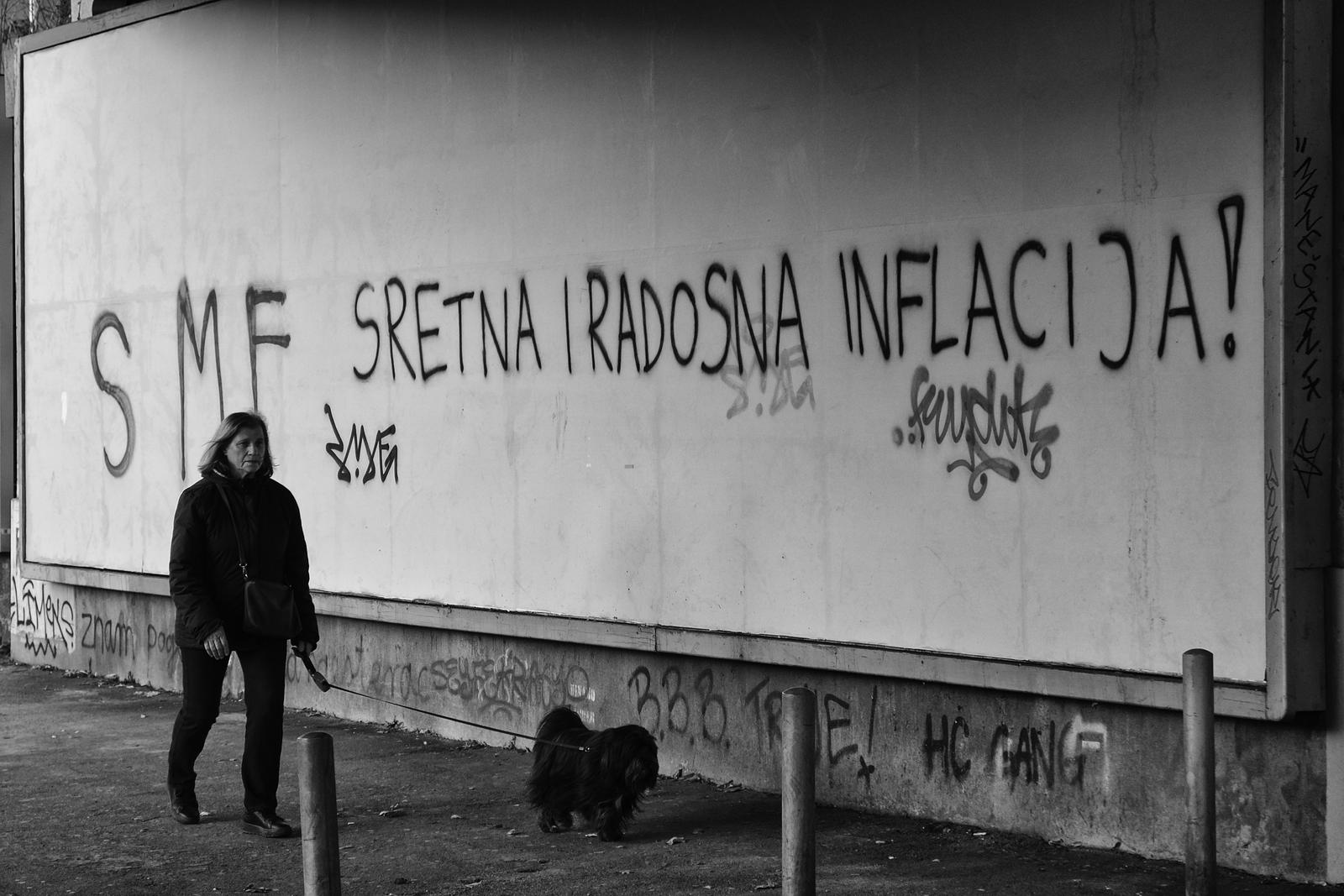30.01.22., Zagreb - Inflacija i brzi rast cijene vec su neko vrijeme teme koja zaokupljaju Hrvatsku. Poskupljenje hrane, povecanje cijena energenata i strah od negativnih efekata uvodjenja eura sad prelaze i u domenu cinicnih poruka na grafitima poput ove koja sugradjanima zeli sretnu i radosnu inflaciju. Photo: Patrik Macek/PIXSELL