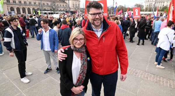 23.03.2024., Zagreb - Koalicija Rijeke pravde i stranka Možemo! mjesec dana uoci izbora, odrzali su prosvjedne skupove pod nazivom 'Dosta je!', istodobno u pet gradova s kojih su opet porucili da je 'dosta tiranije, lazi i korupcije, dosta je HDZ-a' te najavljuju da ce oni Hrvatskoj vratiti nadu i buducnost. Pedja Grbin, Sandra Bencic. Photo: Marko Lukunic/PIXSELL