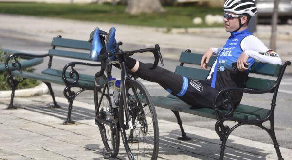 24.03.2024., Sibenik - Biciklisti iz Njemacke odmaraju se na sibenskoj rivi uzivajuci u suncu. Photo: Hrvoje Jelavic/PIXSELL