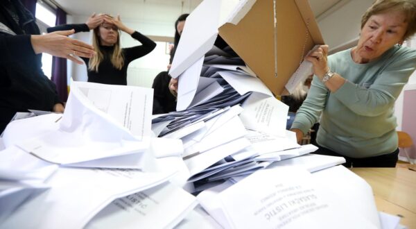 17.04.2024., Sibenik - Otvaranje birackih kutija na birackom mjestu.  Photo: Dusko Jaramaz/PIXSELL