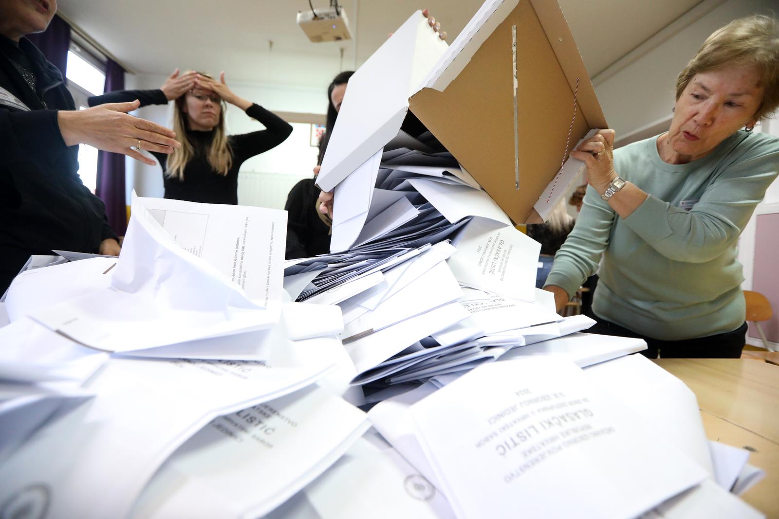 17.04.2024., Sibenik - Otvaranje birackih kutija na birackom mjestu.  Photo: Dusko Jaramaz/PIXSELL