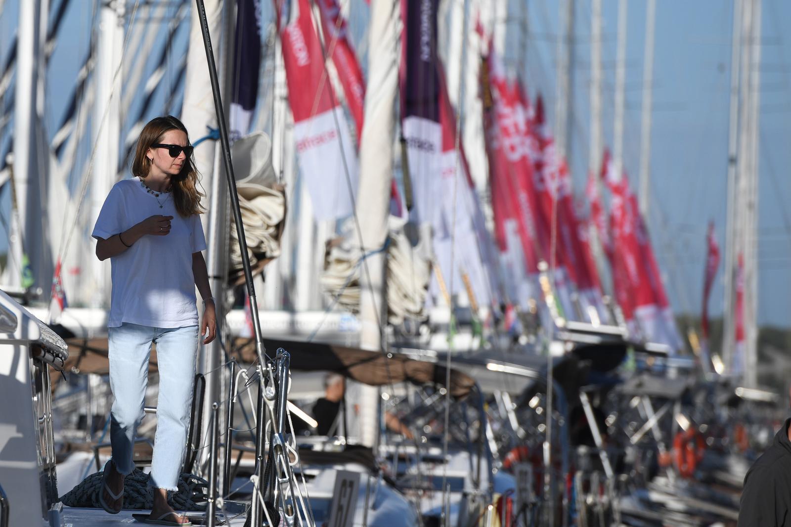 03.11.2022., Sibenik - Jedrilicarske regate u posezoni redovno povecavaju ionako dobre turisticke brojke.
Tijekom jutra u Sibeniku cijela je riva bila ispunjena jedrilicama i turistima koje borave na nasem podrucju. Photo: Hrvoje Jelavic/PIXSELL Photo: Hrvoje Jelavic/PIXSELL