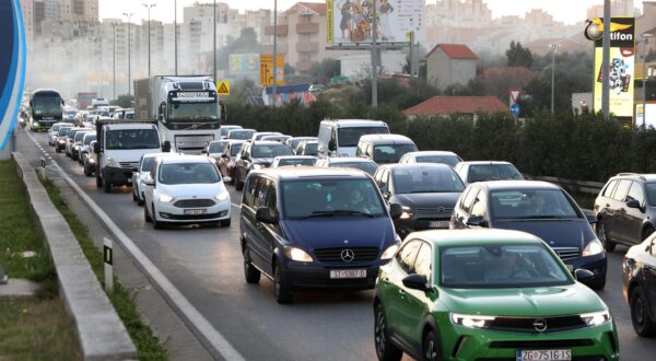 18.12.2023., Split- Prometna nesreca na predjelu Smokovik, prije nadvoznjaka prema Solinu. Auto na boku, stvara se velika guzva na izlazu iz Splita Photo: Ivana Ivanovic/PIXSELL