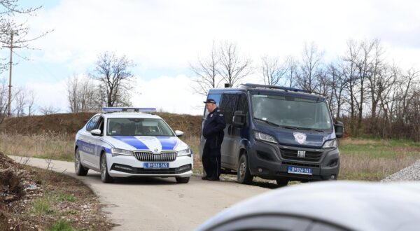28.03.2024. Bor - Nekoliko policajaca iskopava prostor ispred taglja u prigradskom naselju Banjsko polje, kod grada Bora, na istoku Srbije gdje je nestala djevoj?ica Danka Ili?. Pretrauje se teren kako bi se pronaao bilo kakav trag. Djevoj?ica je nestala u utorak oko 13:45 sati. Majka je ispri?ala kako je Danka nestala iz dvorita obiteljske ku?e dok je ona ila dati vode starijem djetetu. Roditelji su ispitani na policiji i izuzet je mobitel majke. Photo: Pixsell/PIXSELL