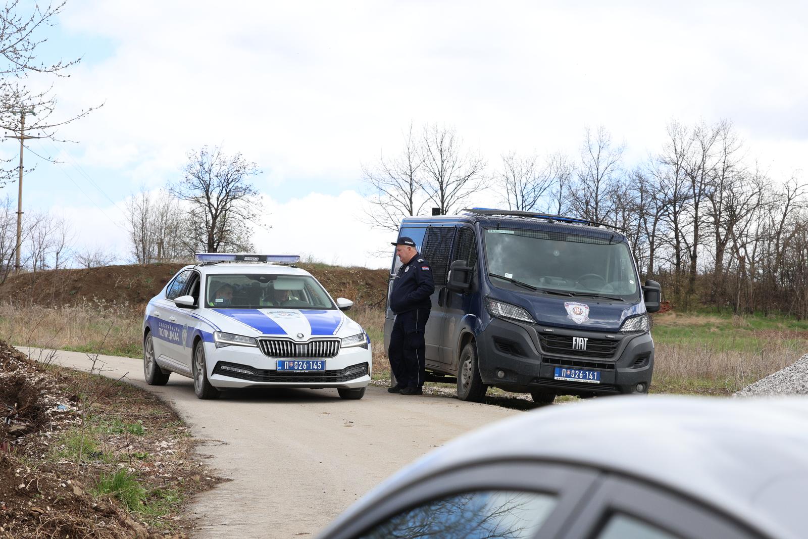 28.03.2024. Bor - Nekoliko policajaca iskopava prostor ispred taglja u prigradskom naselju Banjsko polje, kod grada Bora, na istoku Srbije gdje je nestala djevoj?ica Danka Ili?. Pretrauje se teren kako bi se pronaao bilo kakav trag. Djevoj?ica je nestala u utorak oko 13:45 sati. Majka je ispri?ala kako je Danka nestala iz dvorita obiteljske ku?e dok je ona ila dati vode starijem djetetu. Roditelji su ispitani na policiji i izuzet je mobitel majke. Photo: Pixsell/PIXSELL