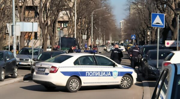 13, March, 2022, Belgrade - A bomb was found in Sremskih odreda Street in New Belgrade, near the Sevdah restaurant, a bomb was found under a Mercedes B class car, the police closed the street and a police team is waiting to deactivate the bomb. Photo: M.M./ATAImages  13, ozujak, 2022, Beograd  - U Ulici Sremskih odreda na Novom Beogradu, kod restorana Sevdah ispod automobila Mercedes B klase pronadjena je bomba. Policija je zatvorila ulicu i ceka se ekipa policije koja ce deaktivirati bombu. Photo: M.M./ATAImages Photo: M.M./ATAImages/PIXSELL