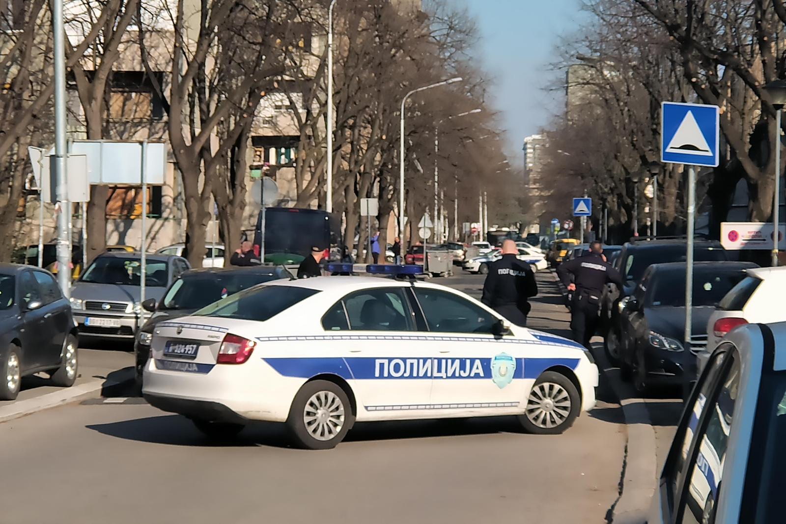 13, March, 2022, Belgrade - A bomb was found in Sremskih odreda Street in New Belgrade, near the Sevdah restaurant, a bomb was found under a Mercedes B class car, the police closed the street and a police team is waiting to deactivate the bomb. Photo: M.M./ATAImages  13, ozujak, 2022, Beograd  - U Ulici Sremskih odreda na Novom Beogradu, kod restorana Sevdah ispod automobila Mercedes B klase pronadjena je bomba. Policija je zatvorila ulicu i ceka se ekipa policije koja ce deaktivirati bombu. Photo: M.M./ATAImages Photo: M.M./ATAImages/PIXSELL