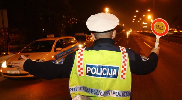 11.11.2009., Zagreb - Tim Vecernjeg lista u patroli sa Zeljkom Grezinom i Josipom Fisterom, policajcima iz Prve postaje prometne policije Zagreb, povodom blagdana Martinja. rPhoto: Davor Puklavec/PIXSELL
