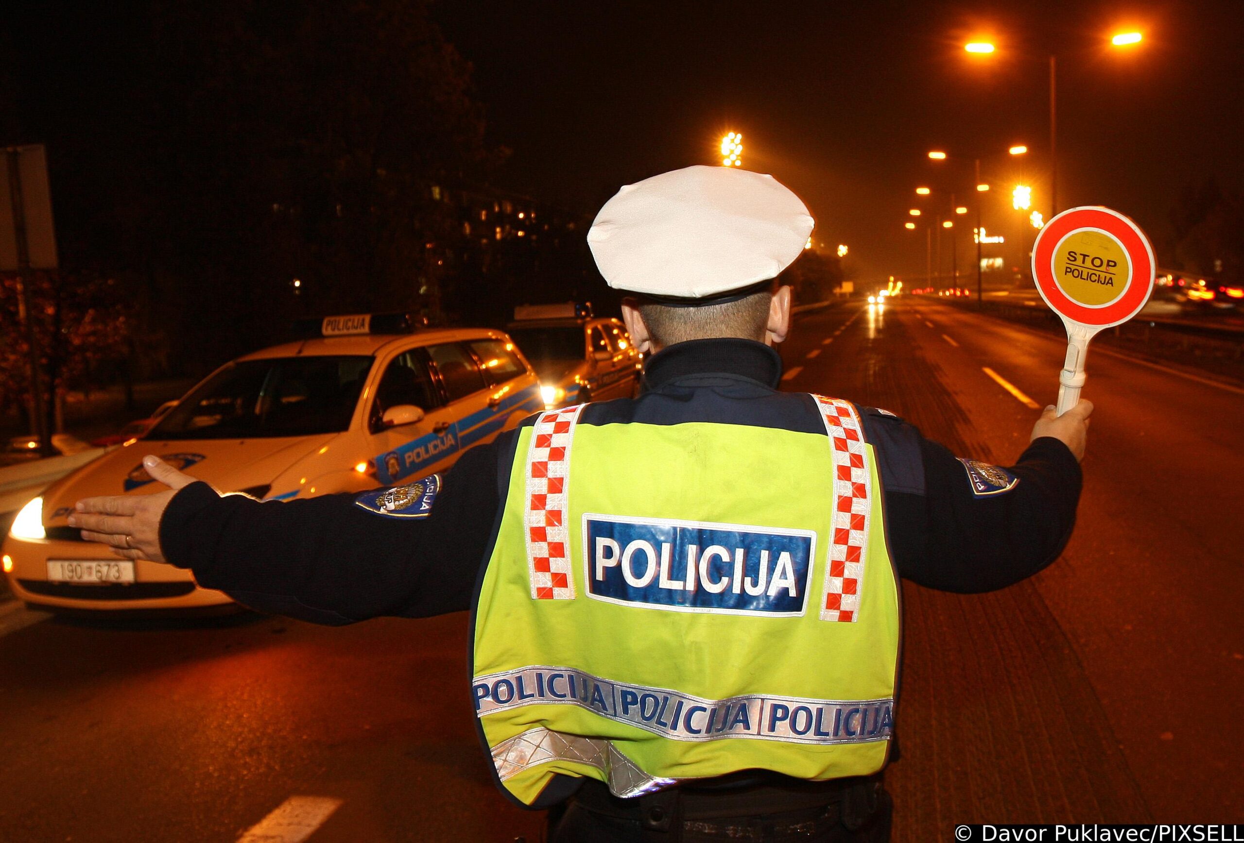 11.11.2009., Zagreb - Tim Vecernjeg lista u patroli sa Zeljkom Grezinom i Josipom Fisterom, policajcima iz Prve postaje prometne policije Zagreb, povodom blagdana Martinja. rPhoto: Davor Puklavec/PIXSELL