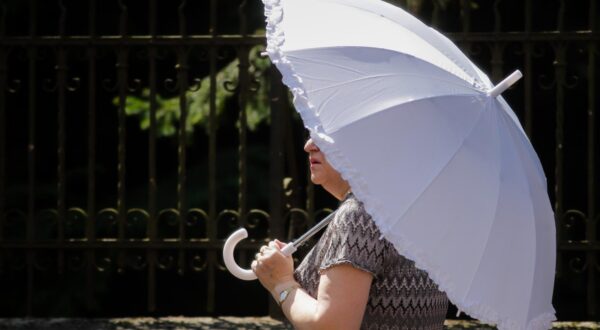 31.07.2018., Zagreb - Nakon sto je pogodio zapad i sjever Europe, toplinski val stigao je u Hrvatsku. No, nece biti takva intenziteta. Bitcće suncano i toplo, temperature ce se kretati oko 35 stupnjeva, a nocu se pak nece spustati ispod 20 °C. Lijecnici upozoravaju da toplinski val moze ugroziti zdravlje i preporucuju mjere zastite od vrucine. rrPhoto: Filip Kos/PIXSELL