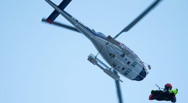 06.02.2016, Wattener Lizum, Wattenberg, AUT, Lawinenabgang in der Wattener Lizum, im Bild Abtransport der Leichen per Helicopter. Ein schweres Lawinenunglück hat am Samstag in Tirol fünf Todesopfer gefordert. Insgesamt wurden gegen Mittag 17 tschechische Wintersportler in der Wattener Lizum (Bezirk Innsbruck Land) beim Aufstieg auf die Lizumer Hütte von einer großen Lawine mitgerissen und verschüttet. // Transport of bodies by helicopter. Five skiers from the Czech Republic were killed in an avalanche in the Austrian alps that also engulfed 12 other people, police said. Police gave no immediate details on the condition of the other casualties in the incident, which occurred around midday in the Wattener Lizum in Wattenberg, Austria on 2016/02/06. EXPA Pictures,Image: 273339201, License: Rights-managed, Restrictions: NO GERMANY, ITALY, FRANCE OR POLAND, Model Release: no, Credit line: EXPA/ Johann Groder / Avalon / Profimedia