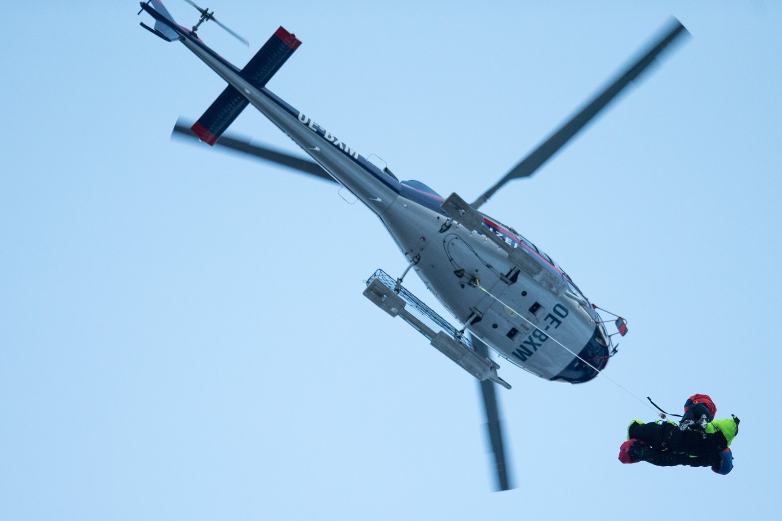 06.02.2016, Wattener Lizum, Wattenberg, AUT, Lawinenabgang in der Wattener Lizum, im Bild Abtransport der Leichen per Helicopter. Ein schweres Lawinenunglück hat am Samstag in Tirol fünf Todesopfer gefordert. Insgesamt wurden gegen Mittag 17 tschechische Wintersportler in der Wattener Lizum (Bezirk Innsbruck Land) beim Aufstieg auf die Lizumer Hütte von einer großen Lawine mitgerissen und verschüttet. // Transport of bodies by helicopter. Five skiers from the Czech Republic were killed in an avalanche in the Austrian alps that also engulfed 12 other people, police said. Police gave no immediate details on the condition of the other casualties in the incident, which occurred around midday in the Wattener Lizum in Wattenberg, Austria on 2016/02/06. EXPA Pictures,Image: 273339201, License: Rights-managed, Restrictions: NO GERMANY, ITALY, FRANCE OR POLAND, Model Release: no, Credit line: EXPA/ Johann Groder / Avalon / Profimedia
