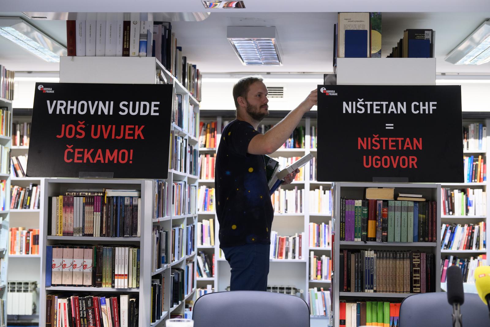 26.08.2023., Zagreb - Konferencija za novinare Udruge Franak o odlukama Ustavnog suda, koje se odnose na potrosace s konvertiranim kreditima u svicarskim francima i njihove pojedinacne tuzbe, odrzana je u Knjiznici i citaonici Bogdan Ogrizovic. Plakati Udruge Franak.
 Photo: Davor Puklavec/PIXSELL