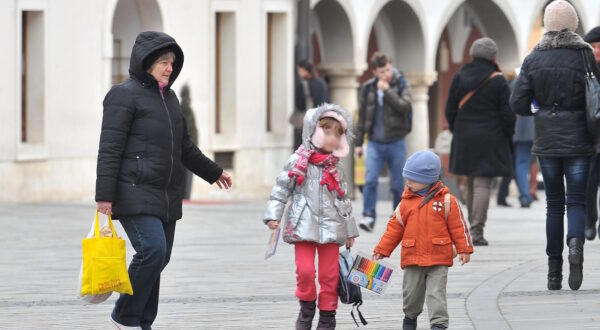 19.01.2012., Franjevacki trg, Varazdin - Baka unucima kupila pribor za skolu. PRI KORISTENJU FOTOGRAFIJA ZASTITITI IDENTITET DJETETA!!!! (PREKRITI OCI). rPhoto: Marko Jurinec/PIXSELL.