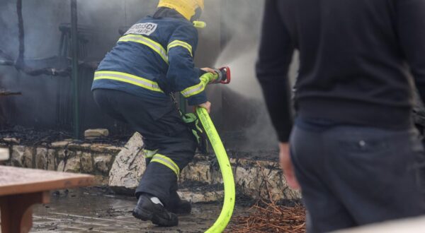 02.03.2024., Turanj - U mjestu Turanj planuo je pozar u na drvenom ugostiteljskom objektu. Brzom intervencijom vatrogasaca pozar je stavljen pod nadzor Photo: Sime Zelic/PIXSELL