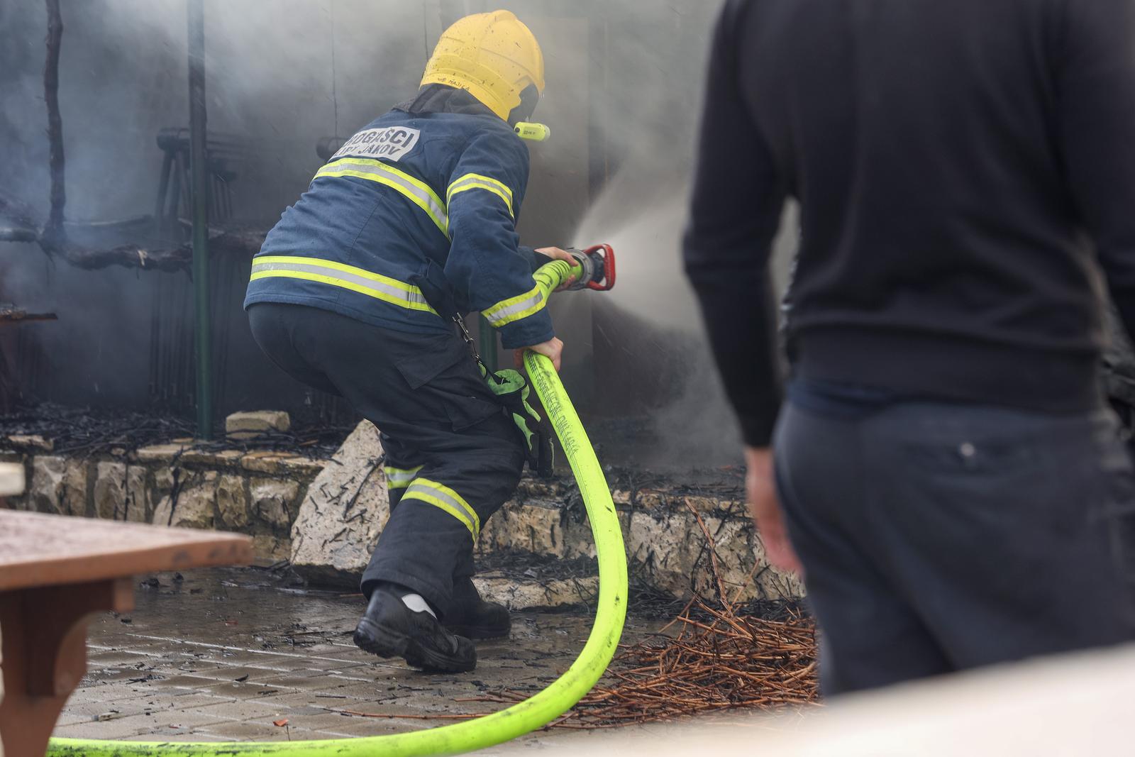 02.03.2024., Turanj - U mjestu Turanj planuo je pozar u na drvenom ugostiteljskom objektu. Brzom intervencijom vatrogasaca pozar je stavljen pod nadzor Photo: Sime Zelic/PIXSELL