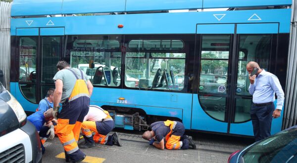 30.08.2022., Zagreb - Tramvaj na Savskoj cesti neposredno prije krizanja s Vukovarskom avenijom iskocio je iz tracnica. Tramvajski promet u smjeru juga je u prekidu, a stvaraju se guzve u prometu Savskom prema jugu. Radnici ZET-a izasli su na mjesto nezgode kako bi ubacili tramvaj ponovno na tracnice, dok policijski sluzbenici reguliraju promet kako bi smanjili guzve.  Photo: Goran Stanzl/PIXSELL